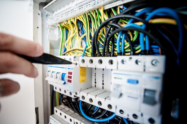 Zużycie prądu w mieszkaniu – oszczędzanie na energii elektrycznej